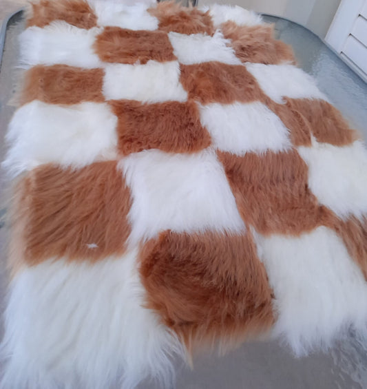 Γούνινο διακοσμητικό με ύφασμα στη πίσω πλευρά του, δίχρωμο