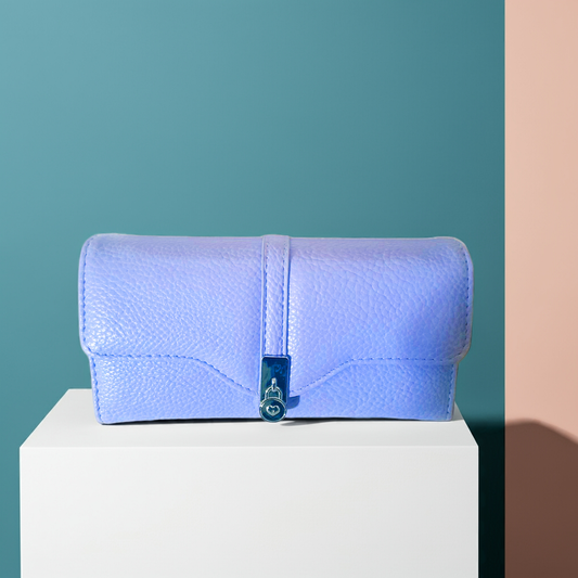 Πορτοφόλι σε μωβ χρώμα.