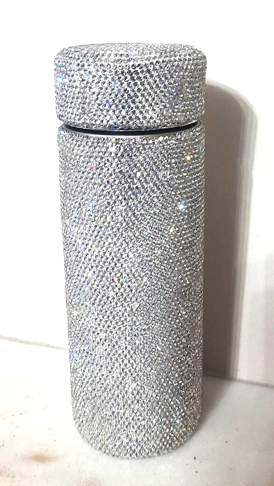 Θερμό μπουκάλι με στρας, σε ασημί χρώμα.