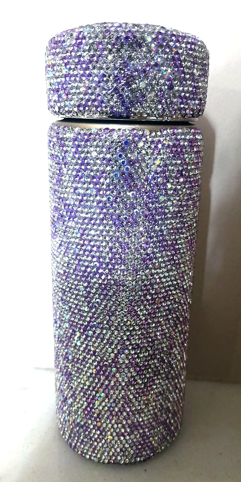 Θερμό μπουκάλι σε ασημί μωβ απόχρωση.