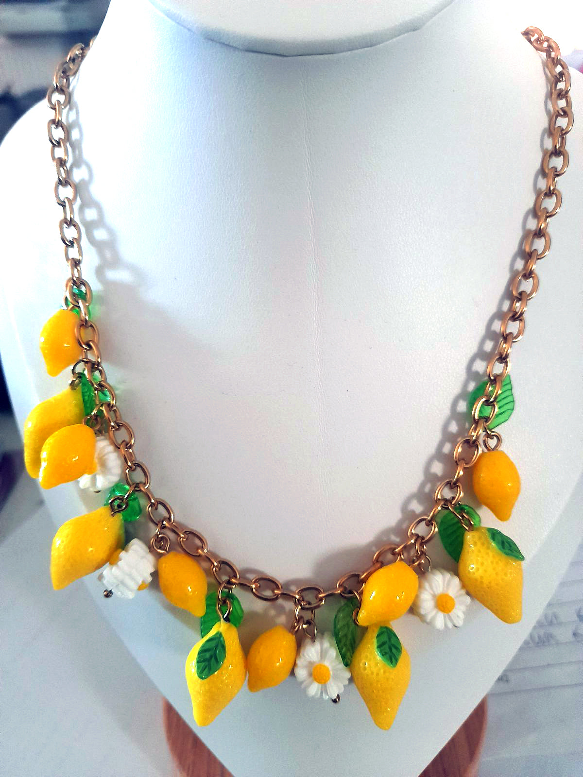 Κολιέ ατσάλινο με λεπτομέρειες από λεμόνια.