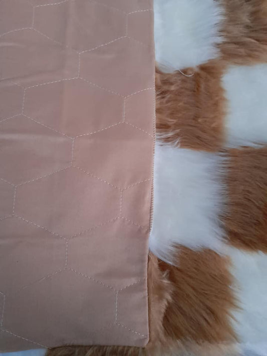 Γούνινο διακοσμητικό με ύφασμα στη πίσω πλευρά του, δίχρωμο