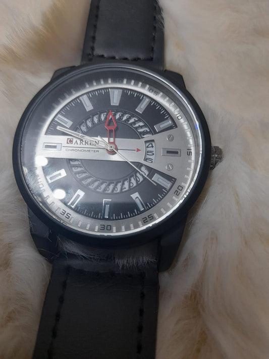 Ρολόι μαύρο με πολύ ιδιαίτερο καντράν.