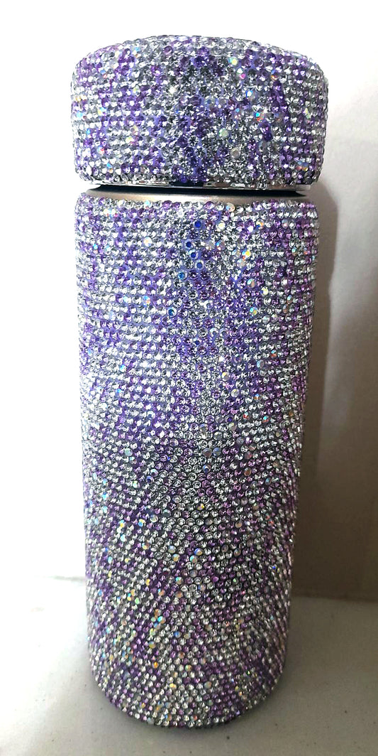 Θερμό μπουκάλι σε ασημί μωβ απόχρωση.