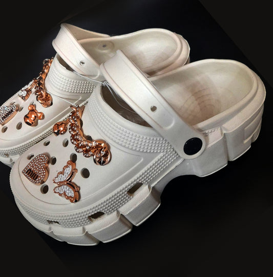 Τύπου crocs Με charms εκρού